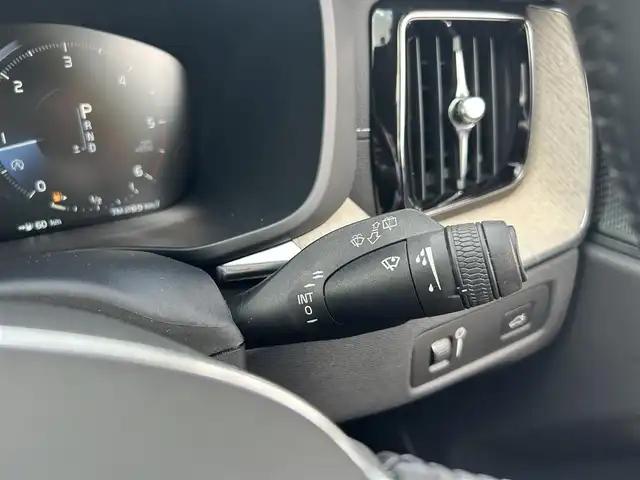 ボルボ ＸＣ６０ D4 AWD インスクリプション 滋賀県 2019(令1)年 2.5万km クリスタルホワイトP 茶革シート/電動リアゲート/ヘッドアップディスプレイ/BSM/harman/kardonスピーカー/純正ナビ(Bluetooth/フルセグ)/衝突軽減システム/360°カメラ/アダプティブクルーズコントロール/レーンキープアシスト/パーキングアシスト/パワーシート/全席シートヒーター/エアシート/ドアバイザー
