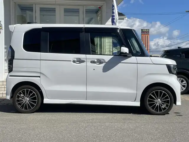 ホンダ Ｎ ＢＯＸ G L ホンダセンシング 秋田県 2018(平30)年 10.3万km プラチナホワイトパール (株)IDOMが運営する【じしゃロン秋田店】の自社ローン専用車両になりますこちらは現金またはオートローンご利用時の価格です。自社ローンご希望の方は別途その旨お申付け下さい/ウィンカーミラー/クルーズコントロール/ドアバイザー/プッシュスタート/片側パワースライドドア/ETC/シートヒーター/スマートキー/フォグランプ