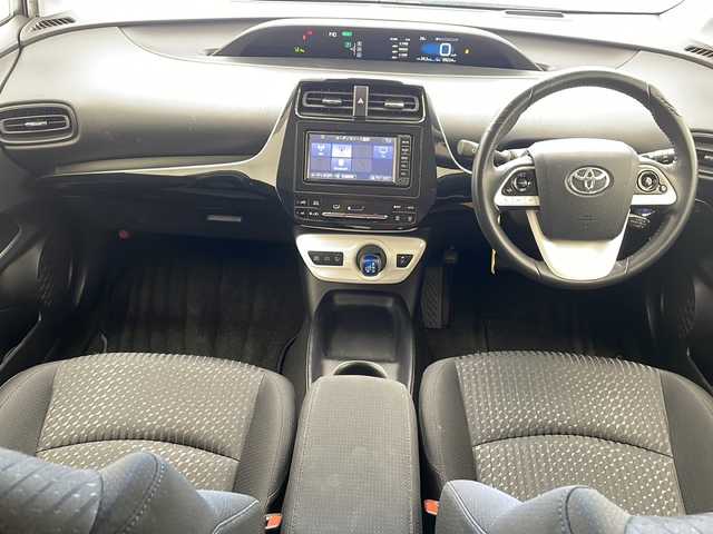 トヨタ プリウス Sセーフティプラス 沖縄県 2017(平29)年 5万km スティールブロンドM 純正ナビ(ＮＳＣＤ－Ｗ６６)/(フルセグＴＶ　Ｂｌｕｅｔｏｏｔｈ　ＣＤ　ＤＶＤ　ＡＭ　ＦＭ)　/バックカメラ　/ＥＴＣ　/ドライブレコーダー　　/トヨタセーフティセンス　/・衝突被害軽減ブレーキ (プリクラッシュセーフティ)																																																	/・追従ドライブ支援機能 (レーダークルーズコントロール)																									/・車線はみ出しアラート (レーンディパーチャーアラート)																									/・自動ハイビーム (オートマチックハイビーム)/HUD	/クリアランスソナー																								/スマートキー/ＬＥＤヘッドライト　/オートライト/純正フロアマット/純正15インチアルミホイール