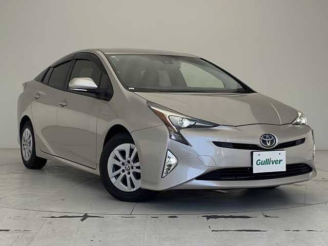 トヨタ プリウス Sセーフティプラス 沖縄県 2017(平29)年 5万km スティールブロンドM 純正ナビ(ＮＳＣＤ－Ｗ６６)/(フルセグＴＶ　Ｂｌｕｅｔｏｏｔｈ　ＣＤ　ＤＶＤ　ＡＭ　ＦＭ)　/バックカメラ　/ＥＴＣ　/ドライブレコーダー　　/トヨタセーフティセンス　/・衝突被害軽減ブレーキ (プリクラッシュセーフティ)																																																	/・追従ドライブ支援機能 (レーダークルーズコントロール)																									/・車線はみ出しアラート (レーンディパーチャーアラート)																									/・自動ハイビーム (オートマチックハイビーム)/HUD	/クリアランスソナー																								/スマートキー/ＬＥＤヘッドライト　/オートライト/純正フロアマット/純正15インチアルミホイール