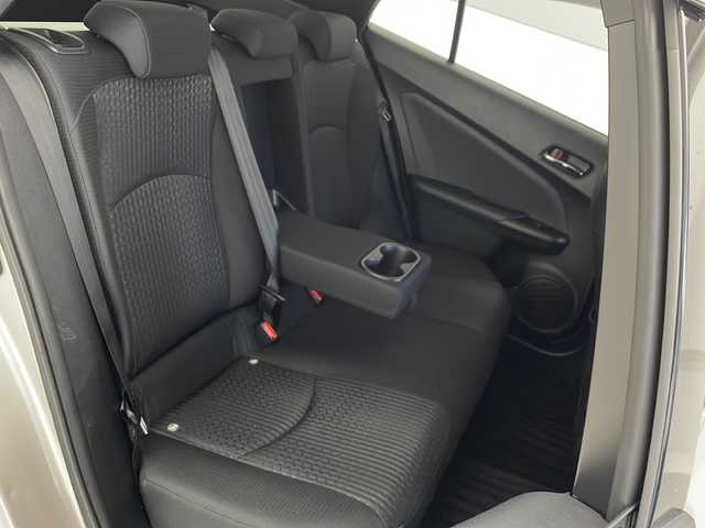 トヨタ プリウス Sセーフティプラス 沖縄県 2017(平29)年 5万km スティールブロンドM 純正ナビ(ＮＳＣＤ－Ｗ６６)/(フルセグＴＶ　Ｂｌｕｅｔｏｏｔｈ　ＣＤ　ＤＶＤ　ＡＭ　ＦＭ)　/バックカメラ　/ＥＴＣ　/ドライブレコーダー　　/トヨタセーフティセンス　/・衝突被害軽減ブレーキ (プリクラッシュセーフティ)																																																	/・追従ドライブ支援機能 (レーダークルーズコントロール)																									/・車線はみ出しアラート (レーンディパーチャーアラート)																									/・自動ハイビーム (オートマチックハイビーム)/HUD	/クリアランスソナー																								/スマートキー/ＬＥＤヘッドライト　/オートライト/純正フロアマット/純正15インチアルミホイール