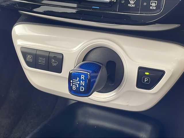 トヨタ プリウス Sセーフティプラス 沖縄県 2017(平29)年 5万km スティールブロンドM 純正ナビ(ＮＳＣＤ－Ｗ６６)/(フルセグＴＶ　Ｂｌｕｅｔｏｏｔｈ　ＣＤ　ＤＶＤ　ＡＭ　ＦＭ)　/バックカメラ　/ＥＴＣ　/ドライブレコーダー　　/トヨタセーフティセンス　/・衝突被害軽減ブレーキ (プリクラッシュセーフティ)																																																	/・追従ドライブ支援機能 (レーダークルーズコントロール)																									/・車線はみ出しアラート (レーンディパーチャーアラート)																									/・自動ハイビーム (オートマチックハイビーム)/HUD	/クリアランスソナー																								/スマートキー/ＬＥＤヘッドライト　/オートライト/純正フロアマット/純正15インチアルミホイール