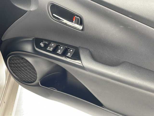 トヨタ プリウス Sセーフティプラス 沖縄県 2017(平29)年 5万km スティールブロンドM 純正ナビ(ＮＳＣＤ－Ｗ６６)/(フルセグＴＶ　Ｂｌｕｅｔｏｏｔｈ　ＣＤ　ＤＶＤ　ＡＭ　ＦＭ)　/バックカメラ　/ＥＴＣ　/ドライブレコーダー　　/トヨタセーフティセンス　/・衝突被害軽減ブレーキ (プリクラッシュセーフティ)																																																	/・追従ドライブ支援機能 (レーダークルーズコントロール)																									/・車線はみ出しアラート (レーンディパーチャーアラート)																									/・自動ハイビーム (オートマチックハイビーム)/HUD	/クリアランスソナー																								/スマートキー/ＬＥＤヘッドライト　/オートライト/純正フロアマット/純正15インチアルミホイール