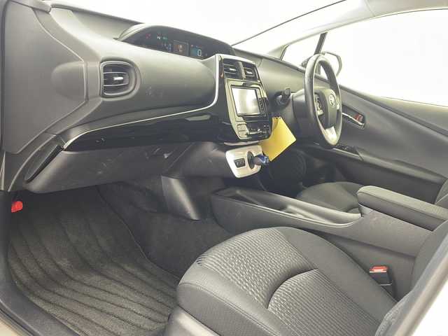 トヨタ プリウス Sセーフティプラス 沖縄県 2017(平29)年 5万km スティールブロンドM 純正ナビ(ＮＳＣＤ－Ｗ６６)/(フルセグＴＶ　Ｂｌｕｅｔｏｏｔｈ　ＣＤ　ＤＶＤ　ＡＭ　ＦＭ)　/バックカメラ　/ＥＴＣ　/ドライブレコーダー　　/トヨタセーフティセンス　/・衝突被害軽減ブレーキ (プリクラッシュセーフティ)																																																	/・追従ドライブ支援機能 (レーダークルーズコントロール)																									/・車線はみ出しアラート (レーンディパーチャーアラート)																									/・自動ハイビーム (オートマチックハイビーム)/HUD	/クリアランスソナー																								/スマートキー/ＬＥＤヘッドライト　/オートライト/純正フロアマット/純正15インチアルミホイール