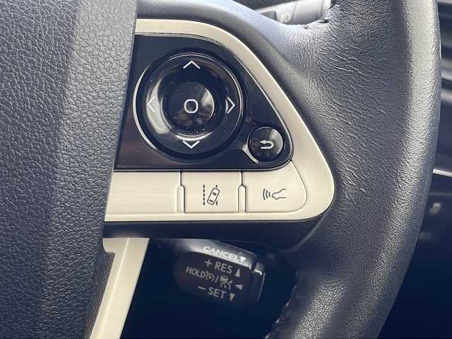 トヨタ プリウス Sセーフティプラス 沖縄県 2017(平29)年 5万km スティールブロンドM 純正ナビ(ＮＳＣＤ－Ｗ６６)/(フルセグＴＶ　Ｂｌｕｅｔｏｏｔｈ　ＣＤ　ＤＶＤ　ＡＭ　ＦＭ)　/バックカメラ　/ＥＴＣ　/ドライブレコーダー　　/トヨタセーフティセンス　/・衝突被害軽減ブレーキ (プリクラッシュセーフティ)																																																	/・追従ドライブ支援機能 (レーダークルーズコントロール)																									/・車線はみ出しアラート (レーンディパーチャーアラート)																									/・自動ハイビーム (オートマチックハイビーム)/HUD	/クリアランスソナー																								/スマートキー/ＬＥＤヘッドライト　/オートライト/純正フロアマット/純正15インチアルミホイール