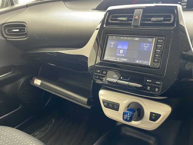 トヨタ プリウス Sセーフティプラス 沖縄県 2017(平29)年 5万km スティールブロンドM 純正ナビ(ＮＳＣＤ－Ｗ６６)/(フルセグＴＶ　Ｂｌｕｅｔｏｏｔｈ　ＣＤ　ＤＶＤ　ＡＭ　ＦＭ)　/バックカメラ　/ＥＴＣ　/ドライブレコーダー　　/トヨタセーフティセンス　/・衝突被害軽減ブレーキ (プリクラッシュセーフティ)																																																	/・追従ドライブ支援機能 (レーダークルーズコントロール)																									/・車線はみ出しアラート (レーンディパーチャーアラート)																									/・自動ハイビーム (オートマチックハイビーム)/HUD	/クリアランスソナー																								/スマートキー/ＬＥＤヘッドライト　/オートライト/純正フロアマット/純正15インチアルミホイール