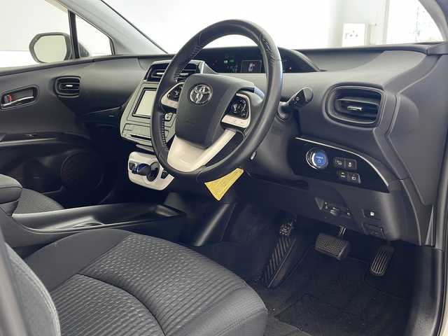 トヨタ プリウス Sセーフティプラス 沖縄県 2017(平29)年 5万km スティールブロンドM 純正ナビ(ＮＳＣＤ－Ｗ６６)/(フルセグＴＶ　Ｂｌｕｅｔｏｏｔｈ　ＣＤ　ＤＶＤ　ＡＭ　ＦＭ)　/バックカメラ　/ＥＴＣ　/ドライブレコーダー　　/トヨタセーフティセンス　/・衝突被害軽減ブレーキ (プリクラッシュセーフティ)																																																	/・追従ドライブ支援機能 (レーダークルーズコントロール)																									/・車線はみ出しアラート (レーンディパーチャーアラート)																									/・自動ハイビーム (オートマチックハイビーム)/HUD	/クリアランスソナー																								/スマートキー/ＬＥＤヘッドライト　/オートライト/純正フロアマット/純正15インチアルミホイール