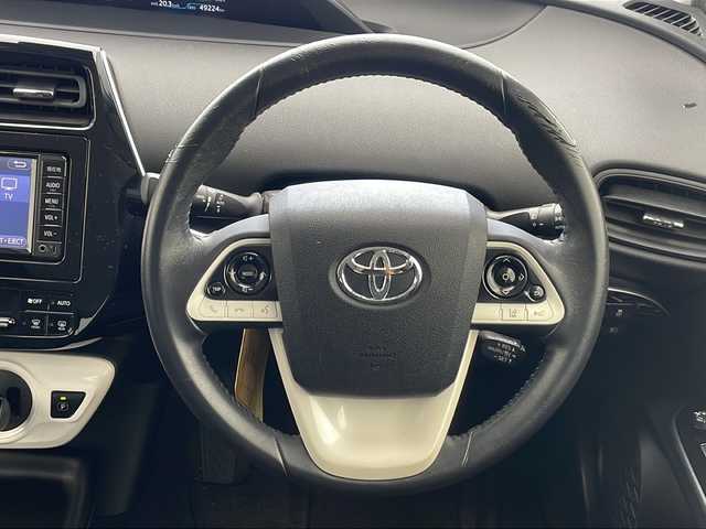 トヨタ プリウス Sセーフティプラス 沖縄県 2017(平29)年 5万km スティールブロンドM 純正ナビ(ＮＳＣＤ－Ｗ６６)/(フルセグＴＶ　Ｂｌｕｅｔｏｏｔｈ　ＣＤ　ＤＶＤ　ＡＭ　ＦＭ)　/バックカメラ　/ＥＴＣ　/ドライブレコーダー　　/トヨタセーフティセンス　/・衝突被害軽減ブレーキ (プリクラッシュセーフティ)																																																	/・追従ドライブ支援機能 (レーダークルーズコントロール)																									/・車線はみ出しアラート (レーンディパーチャーアラート)																									/・自動ハイビーム (オートマチックハイビーム)/HUD	/クリアランスソナー																								/スマートキー/ＬＥＤヘッドライト　/オートライト/純正フロアマット/純正15インチアルミホイール