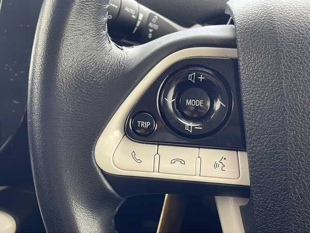 トヨタ プリウス Sセーフティプラス 沖縄県 2017(平29)年 5万km スティールブロンドM 純正ナビ(ＮＳＣＤ－Ｗ６６)/(フルセグＴＶ　Ｂｌｕｅｔｏｏｔｈ　ＣＤ　ＤＶＤ　ＡＭ　ＦＭ)　/バックカメラ　/ＥＴＣ　/ドライブレコーダー　　/トヨタセーフティセンス　/・衝突被害軽減ブレーキ (プリクラッシュセーフティ)																																																	/・追従ドライブ支援機能 (レーダークルーズコントロール)																									/・車線はみ出しアラート (レーンディパーチャーアラート)																									/・自動ハイビーム (オートマチックハイビーム)/HUD	/クリアランスソナー																								/スマートキー/ＬＥＤヘッドライト　/オートライト/純正フロアマット/純正15インチアルミホイール