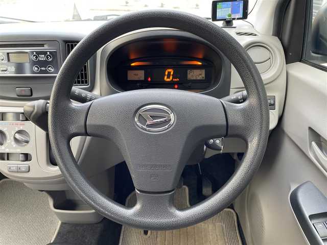 ダイハツ ミラ イース L スマートセレクションSA 道央・札幌 2014(平26)年 2万km ブラックマイカメタリック 登録時走行距離19729km/純正オーディオ（CD/FM/AM）/アイドリングストップ/リモコンキー/純正フロアマット/横滑り防止装置/盗難防止装置/衝突軽減ブレーキ/ヘッドライトレベライザー/社外レーダー探知機/バニティミラー/積込夏タイヤ/（社外AW/155/65/R14/14年製/溝4ｍｍ）