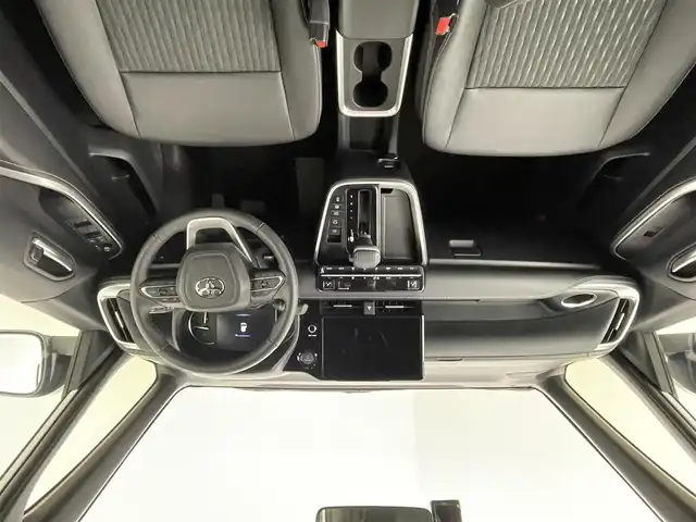 トヨタ ノア ハイブリッド S－Z 道央・札幌 2024(令6)年 0.3万km ホワイトパールクリスタルシャイン ・４WD/・寒冷地仕様/・10.5インチHDディスプレイ通信型ナビ/　CD/DVD/BT/USB/Miracast/フルセグTV/・13.2型有機EL後席モニター(V13T-R72R)/・ステアリングスイッチ/・TV-Kit（キャンセラースイッチ）/・バックカメラ/・ナビ連動ビルトインETC2.0/・ドライブレコーダー前後（ZDR018）/・トヨタセーフティセンス/　LDA/PCS/PDA/PKSB/RSA/　クリアランスソナー/レーダークルーズ/　発進遅れ告知/後退速度抑制/・横滑り防止装置/・ブレーキホールド/・DriveMODE / EvMODE/・ハンズフリーデュアルパワースライドドア/・パワーバックドア/・オートマチックハイビーム/・オートライト/・ヘッドランプレベライザー/・LEDヘッドライト＆フォグ/・ドアミラーウィンカー/・オートリトラクタブルミラー/・ハーフレザーシート/・D+N席シートヒーター/・nanoe-X付AAC(WAC)/・純正ドアバイザー/・純正フロアマット/・シートバックテーブル/・純正１６インチAW/・積込社外１６インチAW/　（同サイズ 冬 VRX3 24年 9分山）/・AC100V/・プッシュスタート/・スマートキー/・取扱説明書/・保証書