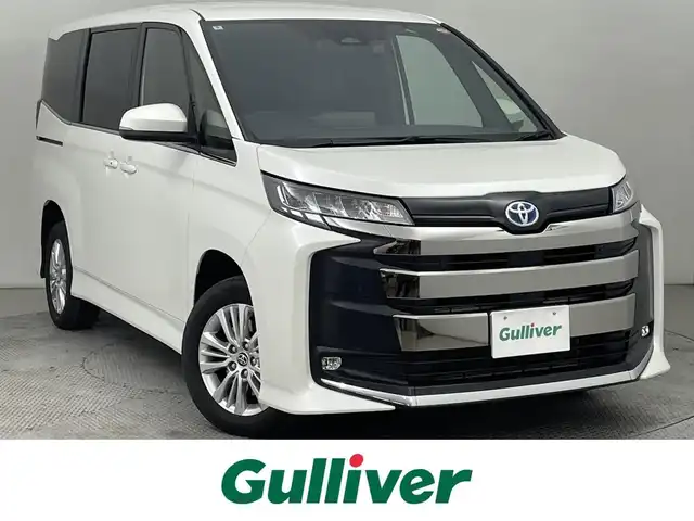 トヨタ ノア ハイブリッド S－Z 道央・札幌 2024(令6)年 0.3万km ホワイトパールクリスタルシャイン ・４WD/・寒冷地仕様/・10.5インチHDディスプレイ通信型ナビ/　CD/DVD/BT/USB/Miracast/フルセグTV/・13.2型有機EL後席モニター(V13T-R72R)/・ステアリングスイッチ/・TV-Kit（キャンセラースイッチ）/・バックカメラ/・ナビ連動ビルトインETC2.0/・ドライブレコーダー前後（ZDR018）/・トヨタセーフティセンス/　LDA/PCS/PDA/PKSB/RSA/　クリアランスソナー/レーダークルーズ/　発進遅れ告知/後退速度抑制/・横滑り防止装置/・ブレーキホールド/・DriveMODE / EvMODE/・ハンズフリーデュアルパワースライドドア/・パワーバックドア/・オートマチックハイビーム/・オートライト/・ヘッドランプレベライザー/・LEDヘッドライト＆フォグ/・ドアミラーウィンカー/・オートリトラクタブルミラー/・ハーフレザーシート/・D+N席シートヒーター/・nanoe-X付AAC(WAC)/・純正ドアバイザー/・純正フロアマット/・シートバックテーブル/・純正１６インチAW/・積込社外１６インチAW/　（同サイズ 冬 VRX3 24年 9分山）/・AC100V/・プッシュスタート/・スマートキー/・取扱説明書/・保証書