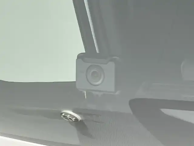 トヨタ ノア ハイブリッド S－Z 道央・札幌 2024(令6)年 0.3万km ホワイトパールクリスタルシャイン ・４WD/・寒冷地仕様/・10.5インチHDディスプレイ通信型ナビ/　CD/DVD/BT/USB/Miracast/フルセグTV/・13.2型有機EL後席モニター(V13T-R72R)/・ステアリングスイッチ/・TV-Kit（キャンセラースイッチ）/・バックカメラ/・ナビ連動ビルトインETC2.0/・ドライブレコーダー前後（ZDR018）/・トヨタセーフティセンス/　LDA/PCS/PDA/PKSB/RSA/　クリアランスソナー/レーダークルーズ/　発進遅れ告知/後退速度抑制/・横滑り防止装置/・ブレーキホールド/・DriveMODE / EvMODE/・ハンズフリーデュアルパワースライドドア/・パワーバックドア/・オートマチックハイビーム/・オートライト/・ヘッドランプレベライザー/・LEDヘッドライト＆フォグ/・ドアミラーウィンカー/・オートリトラクタブルミラー/・ハーフレザーシート/・D+N席シートヒーター/・nanoe-X付AAC(WAC)/・純正ドアバイザー/・純正フロアマット/・シートバックテーブル/・純正１６インチAW/・積込社外１６インチAW/　（同サイズ 冬 VRX3 24年 9分山）/・AC100V/・プッシュスタート/・スマートキー/・取扱説明書/・保証書