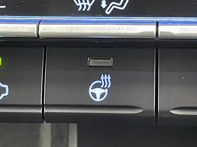 トヨタ ノア ハイブリッド S－Z 道央・札幌 2024(令6)年 0.3万km ホワイトパールクリスタルシャイン ・４WD/・寒冷地仕様/・10.5インチHDディスプレイ通信型ナビ/　CD/DVD/BT/USB/Miracast/フルセグTV/・13.2型有機EL後席モニター(V13T-R72R)/・ステアリングスイッチ/・TV-Kit（キャンセラースイッチ）/・バックカメラ/・ナビ連動ビルトインETC2.0/・ドライブレコーダー前後（ZDR018）/・トヨタセーフティセンス/　LDA/PCS/PDA/PKSB/RSA/　クリアランスソナー/レーダークルーズ/　発進遅れ告知/後退速度抑制/・横滑り防止装置/・ブレーキホールド/・DriveMODE / EvMODE/・ハンズフリーデュアルパワースライドドア/・パワーバックドア/・オートマチックハイビーム/・オートライト/・ヘッドランプレベライザー/・LEDヘッドライト＆フォグ/・ドアミラーウィンカー/・オートリトラクタブルミラー/・ハーフレザーシート/・D+N席シートヒーター/・nanoe-X付AAC(WAC)/・純正ドアバイザー/・純正フロアマット/・シートバックテーブル/・純正１６インチAW/・積込社外１６インチAW/　（同サイズ 冬 VRX3 24年 9分山）/・AC100V/・プッシュスタート/・スマートキー/・取扱説明書/・保証書