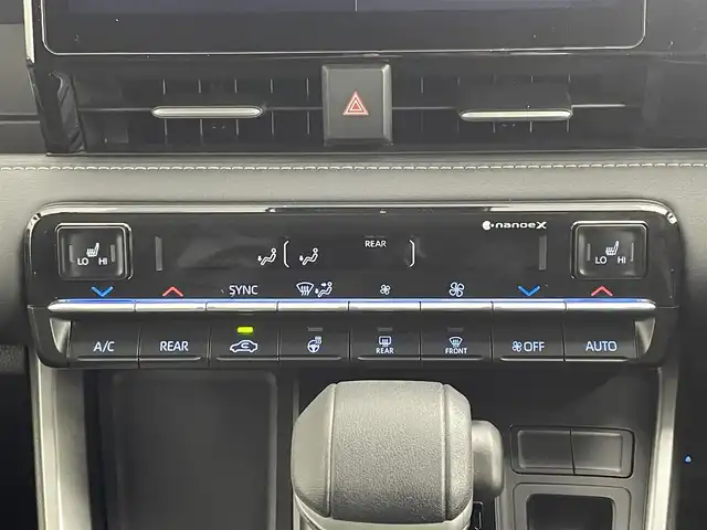 トヨタ ノア ハイブリッド S－Z 道央・札幌 2024(令6)年 0.3万km ホワイトパールクリスタルシャイン ・４WD/・寒冷地仕様/・10.5インチHDディスプレイ通信型ナビ/　CD/DVD/BT/USB/Miracast/フルセグTV/・13.2型有機EL後席モニター(V13T-R72R)/・ステアリングスイッチ/・TV-Kit（キャンセラースイッチ）/・バックカメラ/・ナビ連動ビルトインETC2.0/・ドライブレコーダー前後（ZDR018）/・トヨタセーフティセンス/　LDA/PCS/PDA/PKSB/RSA/　クリアランスソナー/レーダークルーズ/　発進遅れ告知/後退速度抑制/・横滑り防止装置/・ブレーキホールド/・DriveMODE / EvMODE/・ハンズフリーデュアルパワースライドドア/・パワーバックドア/・オートマチックハイビーム/・オートライト/・ヘッドランプレベライザー/・LEDヘッドライト＆フォグ/・ドアミラーウィンカー/・オートリトラクタブルミラー/・ハーフレザーシート/・D+N席シートヒーター/・nanoe-X付AAC(WAC)/・純正ドアバイザー/・純正フロアマット/・シートバックテーブル/・純正１６インチAW/・積込社外１６インチAW/　（同サイズ 冬 VRX3 24年 9分山）/・AC100V/・プッシュスタート/・スマートキー/・取扱説明書/・保証書