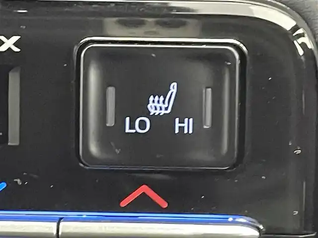 トヨタ ノア ハイブリッド S－Z 道央・札幌 2024(令6)年 0.3万km ホワイトパールクリスタルシャイン ・４WD/・寒冷地仕様/・10.5インチHDディスプレイ通信型ナビ/　CD/DVD/BT/USB/Miracast/フルセグTV/・13.2型有機EL後席モニター(V13T-R72R)/・ステアリングスイッチ/・TV-Kit（キャンセラースイッチ）/・バックカメラ/・ナビ連動ビルトインETC2.0/・ドライブレコーダー前後（ZDR018）/・トヨタセーフティセンス/　LDA/PCS/PDA/PKSB/RSA/　クリアランスソナー/レーダークルーズ/　発進遅れ告知/後退速度抑制/・横滑り防止装置/・ブレーキホールド/・DriveMODE / EvMODE/・ハンズフリーデュアルパワースライドドア/・パワーバックドア/・オートマチックハイビーム/・オートライト/・ヘッドランプレベライザー/・LEDヘッドライト＆フォグ/・ドアミラーウィンカー/・オートリトラクタブルミラー/・ハーフレザーシート/・D+N席シートヒーター/・nanoe-X付AAC(WAC)/・純正ドアバイザー/・純正フロアマット/・シートバックテーブル/・純正１６インチAW/・積込社外１６インチAW/　（同サイズ 冬 VRX3 24年 9分山）/・AC100V/・プッシュスタート/・スマートキー/・取扱説明書/・保証書