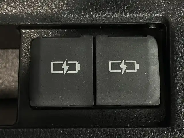 トヨタ ノア ハイブリッド S－Z 道央・札幌 2024(令6)年 0.3万km ホワイトパールクリスタルシャイン ・４WD/・寒冷地仕様/・10.5インチHDディスプレイ通信型ナビ/　CD/DVD/BT/USB/Miracast/フルセグTV/・13.2型有機EL後席モニター(V13T-R72R)/・ステアリングスイッチ/・TV-Kit（キャンセラースイッチ）/・バックカメラ/・ナビ連動ビルトインETC2.0/・ドライブレコーダー前後（ZDR018）/・トヨタセーフティセンス/　LDA/PCS/PDA/PKSB/RSA/　クリアランスソナー/レーダークルーズ/　発進遅れ告知/後退速度抑制/・横滑り防止装置/・ブレーキホールド/・DriveMODE / EvMODE/・ハンズフリーデュアルパワースライドドア/・パワーバックドア/・オートマチックハイビーム/・オートライト/・ヘッドランプレベライザー/・LEDヘッドライト＆フォグ/・ドアミラーウィンカー/・オートリトラクタブルミラー/・ハーフレザーシート/・D+N席シートヒーター/・nanoe-X付AAC(WAC)/・純正ドアバイザー/・純正フロアマット/・シートバックテーブル/・純正１６インチAW/・積込社外１６インチAW/　（同サイズ 冬 VRX3 24年 9分山）/・AC100V/・プッシュスタート/・スマートキー/・取扱説明書/・保証書