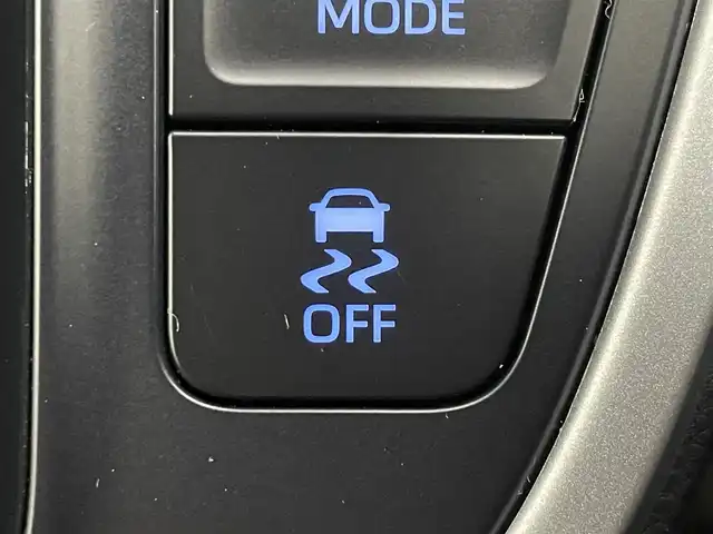 トヨタ ノア ハイブリッド S－Z 道央・札幌 2024(令6)年 0.3万km ホワイトパールクリスタルシャイン ・４WD/・寒冷地仕様/・10.5インチHDディスプレイ通信型ナビ/　CD/DVD/BT/USB/Miracast/フルセグTV/・13.2型有機EL後席モニター(V13T-R72R)/・ステアリングスイッチ/・TV-Kit（キャンセラースイッチ）/・バックカメラ/・ナビ連動ビルトインETC2.0/・ドライブレコーダー前後（ZDR018）/・トヨタセーフティセンス/　LDA/PCS/PDA/PKSB/RSA/　クリアランスソナー/レーダークルーズ/　発進遅れ告知/後退速度抑制/・横滑り防止装置/・ブレーキホールド/・DriveMODE / EvMODE/・ハンズフリーデュアルパワースライドドア/・パワーバックドア/・オートマチックハイビーム/・オートライト/・ヘッドランプレベライザー/・LEDヘッドライト＆フォグ/・ドアミラーウィンカー/・オートリトラクタブルミラー/・ハーフレザーシート/・D+N席シートヒーター/・nanoe-X付AAC(WAC)/・純正ドアバイザー/・純正フロアマット/・シートバックテーブル/・純正１６インチAW/・積込社外１６インチAW/　（同サイズ 冬 VRX3 24年 9分山）/・AC100V/・プッシュスタート/・スマートキー/・取扱説明書/・保証書