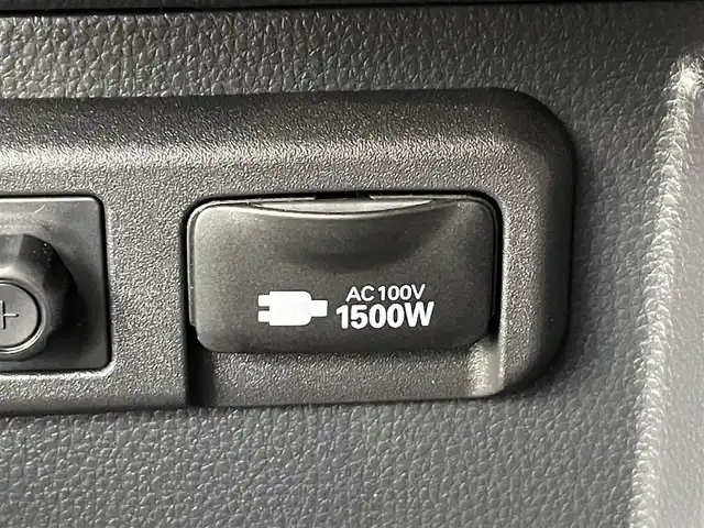 トヨタ ノア ハイブリッド S－Z 道央・札幌 2024(令6)年 0.3万km ホワイトパールクリスタルシャイン ・４WD/・寒冷地仕様/・10.5インチHDディスプレイ通信型ナビ/　CD/DVD/BT/USB/Miracast/フルセグTV/・13.2型有機EL後席モニター(V13T-R72R)/・ステアリングスイッチ/・TV-Kit（キャンセラースイッチ）/・バックカメラ/・ナビ連動ビルトインETC2.0/・ドライブレコーダー前後（ZDR018）/・トヨタセーフティセンス/　LDA/PCS/PDA/PKSB/RSA/　クリアランスソナー/レーダークルーズ/　発進遅れ告知/後退速度抑制/・横滑り防止装置/・ブレーキホールド/・DriveMODE / EvMODE/・ハンズフリーデュアルパワースライドドア/・パワーバックドア/・オートマチックハイビーム/・オートライト/・ヘッドランプレベライザー/・LEDヘッドライト＆フォグ/・ドアミラーウィンカー/・オートリトラクタブルミラー/・ハーフレザーシート/・D+N席シートヒーター/・nanoe-X付AAC(WAC)/・純正ドアバイザー/・純正フロアマット/・シートバックテーブル/・純正１６インチAW/・積込社外１６インチAW/　（同サイズ 冬 VRX3 24年 9分山）/・AC100V/・プッシュスタート/・スマートキー/・取扱説明書/・保証書