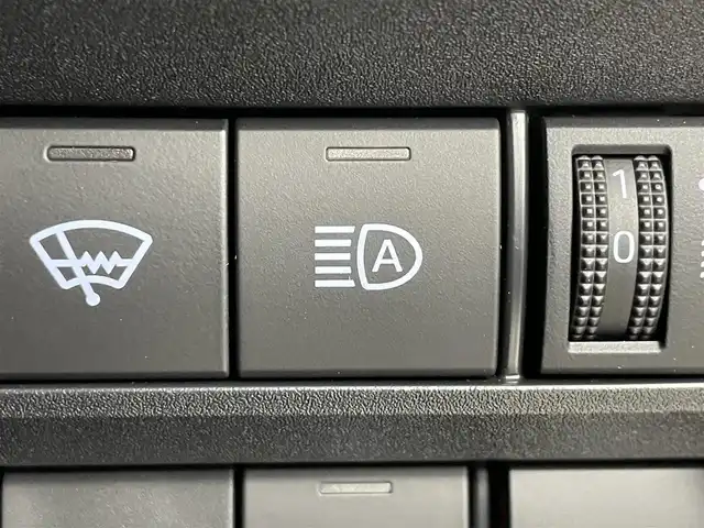 トヨタ ノア ハイブリッド S－Z 道央・札幌 2024(令6)年 0.3万km ホワイトパールクリスタルシャイン ・４WD/・寒冷地仕様/・10.5インチHDディスプレイ通信型ナビ/　CD/DVD/BT/USB/Miracast/フルセグTV/・13.2型有機EL後席モニター(V13T-R72R)/・ステアリングスイッチ/・TV-Kit（キャンセラースイッチ）/・バックカメラ/・ナビ連動ビルトインETC2.0/・ドライブレコーダー前後（ZDR018）/・トヨタセーフティセンス/　LDA/PCS/PDA/PKSB/RSA/　クリアランスソナー/レーダークルーズ/　発進遅れ告知/後退速度抑制/・横滑り防止装置/・ブレーキホールド/・DriveMODE / EvMODE/・ハンズフリーデュアルパワースライドドア/・パワーバックドア/・オートマチックハイビーム/・オートライト/・ヘッドランプレベライザー/・LEDヘッドライト＆フォグ/・ドアミラーウィンカー/・オートリトラクタブルミラー/・ハーフレザーシート/・D+N席シートヒーター/・nanoe-X付AAC(WAC)/・純正ドアバイザー/・純正フロアマット/・シートバックテーブル/・純正１６インチAW/・積込社外１６インチAW/　（同サイズ 冬 VRX3 24年 9分山）/・AC100V/・プッシュスタート/・スマートキー/・取扱説明書/・保証書