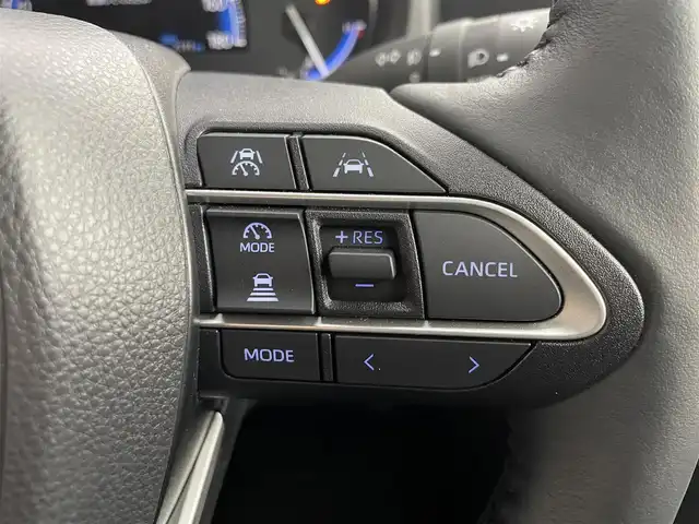 トヨタ ノア ハイブリッド S－Z 道央・札幌 2024(令6)年 0.3万km ホワイトパールクリスタルシャイン ・４WD/・寒冷地仕様/・10.5インチHDディスプレイ通信型ナビ/　CD/DVD/BT/USB/Miracast/フルセグTV/・13.2型有機EL後席モニター(V13T-R72R)/・ステアリングスイッチ/・TV-Kit（キャンセラースイッチ）/・バックカメラ/・ナビ連動ビルトインETC2.0/・ドライブレコーダー前後（ZDR018）/・トヨタセーフティセンス/　LDA/PCS/PDA/PKSB/RSA/　クリアランスソナー/レーダークルーズ/　発進遅れ告知/後退速度抑制/・横滑り防止装置/・ブレーキホールド/・DriveMODE / EvMODE/・ハンズフリーデュアルパワースライドドア/・パワーバックドア/・オートマチックハイビーム/・オートライト/・ヘッドランプレベライザー/・LEDヘッドライト＆フォグ/・ドアミラーウィンカー/・オートリトラクタブルミラー/・ハーフレザーシート/・D+N席シートヒーター/・nanoe-X付AAC(WAC)/・純正ドアバイザー/・純正フロアマット/・シートバックテーブル/・純正１６インチAW/・積込社外１６インチAW/　（同サイズ 冬 VRX3 24年 9分山）/・AC100V/・プッシュスタート/・スマートキー/・取扱説明書/・保証書