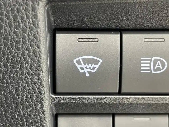 トヨタ ノア ハイブリッド S－Z 道央・札幌 2024(令6)年 0.3万km ホワイトパールクリスタルシャイン ・４WD/・寒冷地仕様/・10.5インチHDディスプレイ通信型ナビ/　CD/DVD/BT/USB/Miracast/フルセグTV/・13.2型有機EL後席モニター(V13T-R72R)/・ステアリングスイッチ/・TV-Kit（キャンセラースイッチ）/・バックカメラ/・ナビ連動ビルトインETC2.0/・ドライブレコーダー前後（ZDR018）/・トヨタセーフティセンス/　LDA/PCS/PDA/PKSB/RSA/　クリアランスソナー/レーダークルーズ/　発進遅れ告知/後退速度抑制/・横滑り防止装置/・ブレーキホールド/・DriveMODE / EvMODE/・ハンズフリーデュアルパワースライドドア/・パワーバックドア/・オートマチックハイビーム/・オートライト/・ヘッドランプレベライザー/・LEDヘッドライト＆フォグ/・ドアミラーウィンカー/・オートリトラクタブルミラー/・ハーフレザーシート/・D+N席シートヒーター/・nanoe-X付AAC(WAC)/・純正ドアバイザー/・純正フロアマット/・シートバックテーブル/・純正１６インチAW/・積込社外１６インチAW/　（同サイズ 冬 VRX3 24年 9分山）/・AC100V/・プッシュスタート/・スマートキー/・取扱説明書/・保証書