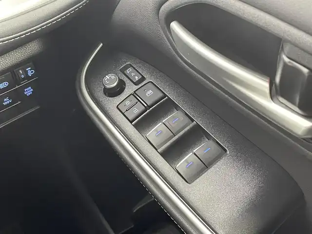 トヨタ ノア ハイブリッド S－Z 道央・札幌 2024(令6)年 0.3万km ホワイトパールクリスタルシャイン ・４WD/・寒冷地仕様/・10.5インチHDディスプレイ通信型ナビ/　CD/DVD/BT/USB/Miracast/フルセグTV/・13.2型有機EL後席モニター(V13T-R72R)/・ステアリングスイッチ/・TV-Kit（キャンセラースイッチ）/・バックカメラ/・ナビ連動ビルトインETC2.0/・ドライブレコーダー前後（ZDR018）/・トヨタセーフティセンス/　LDA/PCS/PDA/PKSB/RSA/　クリアランスソナー/レーダークルーズ/　発進遅れ告知/後退速度抑制/・横滑り防止装置/・ブレーキホールド/・DriveMODE / EvMODE/・ハンズフリーデュアルパワースライドドア/・パワーバックドア/・オートマチックハイビーム/・オートライト/・ヘッドランプレベライザー/・LEDヘッドライト＆フォグ/・ドアミラーウィンカー/・オートリトラクタブルミラー/・ハーフレザーシート/・D+N席シートヒーター/・nanoe-X付AAC(WAC)/・純正ドアバイザー/・純正フロアマット/・シートバックテーブル/・純正１６インチAW/・積込社外１６インチAW/　（同サイズ 冬 VRX3 24年 9分山）/・AC100V/・プッシュスタート/・スマートキー/・取扱説明書/・保証書