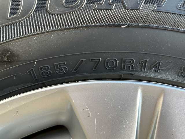 日産 ノート X FOUR 青森県 2015(平27)年 2.6万km ブリリアントシルバー 4WD/社外メモリナビ/Bluetooth・USB・SD・AUX/ETC/横滑り防止装置/エマージェンシーブレーキレス/ハロゲンヘッドライト/オートライト/プッシュスタート/インテリキー/スペアキー/14インチホイルスタッドレスタイヤ/14インチホイル夏タイヤあり