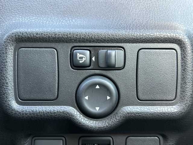 日産 ノート X FOUR 青森県 2015(平27)年 2.6万km ブリリアントシルバー 4WD/社外メモリナビ/Bluetooth・USB・SD・AUX/ETC/横滑り防止装置/エマージェンシーブレーキレス/ハロゲンヘッドライト/オートライト/プッシュスタート/インテリキー/スペアキー/14インチホイルスタッドレスタイヤ/14インチホイル夏タイヤあり