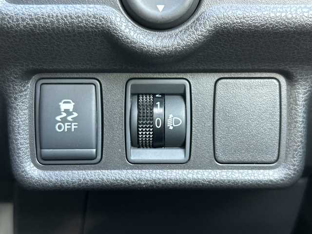 日産 ノート X FOUR 青森県 2015(平27)年 2.6万km ブリリアントシルバー 4WD/社外メモリナビ/Bluetooth・USB・SD・AUX/ETC/横滑り防止装置/エマージェンシーブレーキレス/ハロゲンヘッドライト/オートライト/プッシュスタート/インテリキー/スペアキー/14インチホイルスタッドレスタイヤ/14インチホイル夏タイヤあり