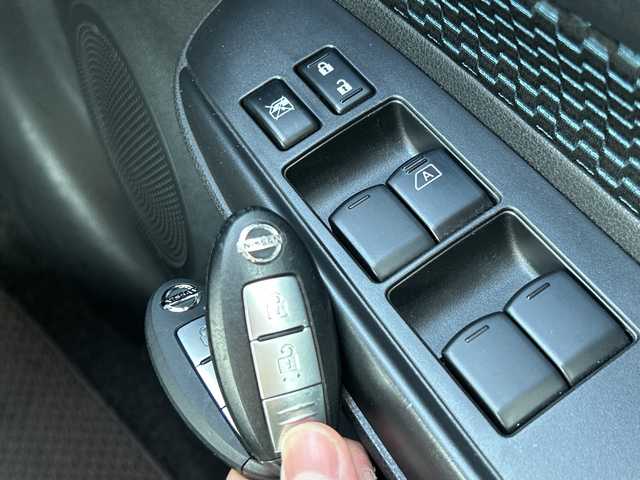 日産 ノート X FOUR 青森県 2015(平27)年 2.6万km ブリリアントシルバー 4WD/社外メモリナビ/Bluetooth・USB・SD・AUX/ETC/横滑り防止装置/エマージェンシーブレーキレス/ハロゲンヘッドライト/オートライト/プッシュスタート/インテリキー/スペアキー/14インチホイルスタッドレスタイヤ/14インチホイル夏タイヤあり