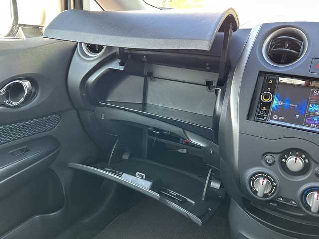 日産 ノート X FOUR 青森県 2015(平27)年 2.6万km ブリリアントシルバー 4WD/社外メモリナビ/Bluetooth・USB・SD・AUX/ETC/横滑り防止装置/エマージェンシーブレーキレス/ハロゲンヘッドライト/オートライト/プッシュスタート/インテリキー/スペアキー/14インチホイルスタッドレスタイヤ/14インチホイル夏タイヤあり