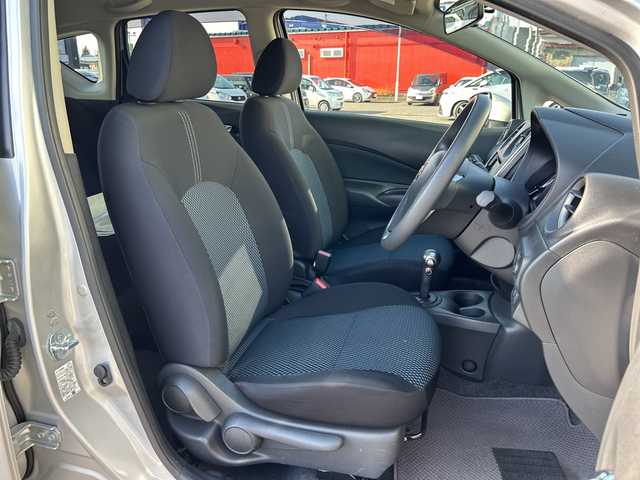 日産 ノート X FOUR 青森県 2015(平27)年 2.6万km ブリリアントシルバー 4WD/社外メモリナビ/Bluetooth・USB・SD・AUX/ETC/横滑り防止装置/エマージェンシーブレーキレス/ハロゲンヘッドライト/オートライト/プッシュスタート/インテリキー/スペアキー/14インチホイルスタッドレスタイヤ/14インチホイル夏タイヤあり