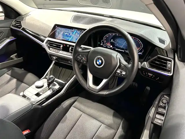 ＢＭＷ ＢＭＷ ３２０ｄ xDrive Mスポーツ EDシャドー 道央・札幌 2024(令6)年 0.7万km 白 ドライビング・アシスト・プロフェッショナル/　・ACC/　・レーン・ディパーチャー・ウォーニング/　・レーン・キーピング・アシスト/　・レーン・チェンジ・ウォーニング/パーキング・アシスト・プラス/　・パーキング・アシスト/　・アクティブPDC/　・サラウンドビューシステム/BMWヘッドアップディスプレイ/パワーシート(D/N）/シートヒーター(D/N）/ワイヤレスチャージング/コンフォートpkg/　・オートマチック・トランク・リッド・オペレーション/　・サンプロテクション・ガラス/　・ランバーサポート(D/N）/アンビエントライト/BMWライブ・コックピット/アクティブLEDヘッドライト/オートライト/レインセンサー/BMWコネクテッド・ドライブ・プロフェッショナル/ETC