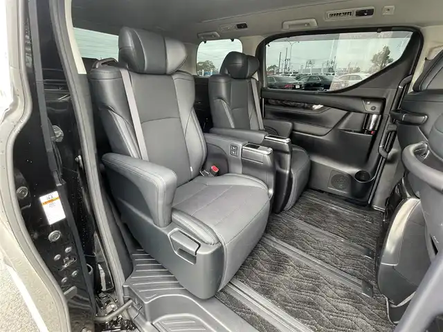 トヨタ アルファード SC 道央・札幌 2018(平30)年 1.6万km ブラック ４WD/JBLプレミアムサウンドシステム/純正ディーラーOPナビ/CD/DVD/BT/フルセグ/純正フリップダウンモニター/トヨタセーフティセンス/プリクラッシュセーフティ/横滑り防止装置/レーダークルーズコントロール/レーンキープアシスト/パーキングアシスト/クリアランスソナー/ブラインドスポットモニター/パーキングサポートブレーキ/バックカメラ/ビルトインETC2.0/ドライブレコーダー/アイドリングストップ/両側パワースライドドア/パワーバックドア/前席/２列目パワーシート/前席シートヒーター/前席エアシート/D席メモリーシート/N席/２列目オットマン/ステアリングリモコン/ハンドルヒーター/AC100V/自動防眩ミラー/電動パーキング/ブレーキホールド/MTモード付AT/プッシュスタート/スマートキー/純正リモートスタート/LEDヘッドライト/オートライト/オートハイビーム/フォグランプ/電動格納ミラー/ウィンカーミラー/純正フロアマット/ドアバイザー/スペアキー