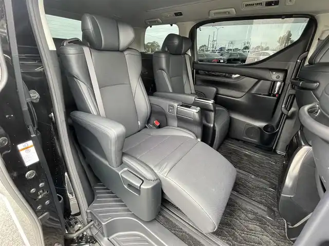 トヨタ アルファード SC 道央・札幌 2018(平30)年 1.6万km ブラック ４WD/JBLプレミアムサウンドシステム/純正ディーラーOPナビ/CD/DVD/BT/フルセグ/純正フリップダウンモニター/トヨタセーフティセンス/プリクラッシュセーフティ/横滑り防止装置/レーダークルーズコントロール/レーンキープアシスト/パーキングアシスト/クリアランスソナー/ブラインドスポットモニター/パーキングサポートブレーキ/バックカメラ/ビルトインETC2.0/ドライブレコーダー/アイドリングストップ/両側パワースライドドア/パワーバックドア/前席/２列目パワーシート/前席シートヒーター/前席エアシート/D席メモリーシート/N席/２列目オットマン/ステアリングリモコン/ハンドルヒーター/AC100V/自動防眩ミラー/電動パーキング/ブレーキホールド/MTモード付AT/プッシュスタート/スマートキー/純正リモートスタート/LEDヘッドライト/オートライト/オートハイビーム/フォグランプ/電動格納ミラー/ウィンカーミラー/純正フロアマット/ドアバイザー/スペアキー