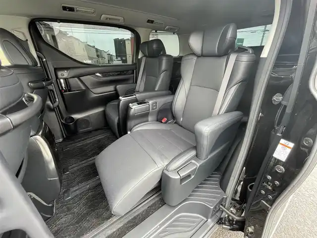 トヨタ アルファード SC 道央・札幌 2018(平30)年 1.6万km ブラック ４WD/JBLプレミアムサウンドシステム/純正ディーラーOPナビ/CD/DVD/BT/フルセグ/純正フリップダウンモニター/トヨタセーフティセンス/プリクラッシュセーフティ/横滑り防止装置/レーダークルーズコントロール/レーンキープアシスト/パーキングアシスト/クリアランスソナー/ブラインドスポットモニター/パーキングサポートブレーキ/バックカメラ/ビルトインETC2.0/ドライブレコーダー/アイドリングストップ/両側パワースライドドア/パワーバックドア/前席/２列目パワーシート/前席シートヒーター/前席エアシート/D席メモリーシート/N席/２列目オットマン/ステアリングリモコン/ハンドルヒーター/AC100V/自動防眩ミラー/電動パーキング/ブレーキホールド/MTモード付AT/プッシュスタート/スマートキー/純正リモートスタート/LEDヘッドライト/オートライト/オートハイビーム/フォグランプ/電動格納ミラー/ウィンカーミラー/純正フロアマット/ドアバイザー/スペアキー