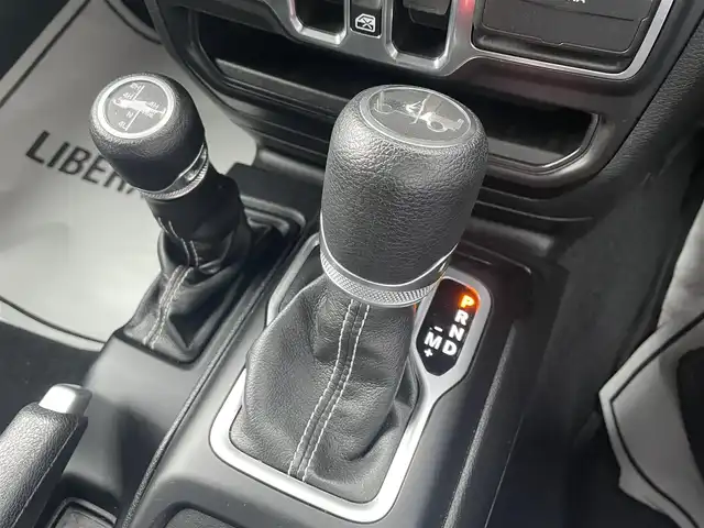 クライスラー・ジープ ジープ ラングラー アンリミテッド サハラ 滋賀県 2020(令2)年 3.6万km 黒 アダプティブクルーズコントロール/電動サイドステップ/サンライダートップ（ハードトップ積み込み）/純正ナビ/（フルセグ/BT）/F/Bカメラ/前後ドライブレコーダー/前後コーナーセンサー/ブランドスポットアシスト/LEDヘッドライト/純正18インチアルミホイール/ETC2.0q/スマートキー