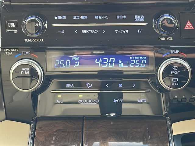 トヨタ アルファード エグゼクティブ ラウンジ 道北・旭川 2017(平29)年 6万km ブラック 4WD/禁煙車/Wサンルーフ /メーカーOP・ＳＤナビ/　ＣＤ・ＤＶＤ・ＢＤ・ＳＤ・ＢＴ・フルセグ/ＪＢＬプレミアムサウンドシステム/ベージュ革シート/全方位カメラ/テレビキャンセラー/リアエンターテイメントシステム/１００Ｖコンセント・HDMI・VIDEO入力/プリクラッシュセーフティ/追従型クルーズコントロール/オートライト・オートハイビーム/ブレーキホールド/クリアランスソナー/純正１７インチアルミ夏タイヤ/ウッドコンビハンドル/ハンドルヒーター/両側パワースライドドア/電動リアゲート/前席シートヒーター/助手席・２列目オットマン/２列目パワーシート・エアシート/新車時保証書/ETC２．０