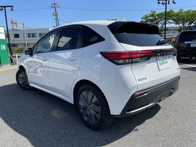 日産 ノート X FOUR 鳥取県 2023(令5)年 2.5万km ピュアホワイトパール ４・Ｗ・Ｄ/社外ナビ／ＣＤ／ＢＴ/アラウンドビューモニター/ＥＴＣ・ドライブレコーダー/インテリジェントルームミラー/ＬＥＤヘットライト/オートライト/エマージェンシーブレーキ/レーンキープアシスト/シートヒーター/ステアリングヒーター/プッシュエンジンスタート/前後クリアランスソナー/電動パーキングブレーキ/スペアキーｘ１