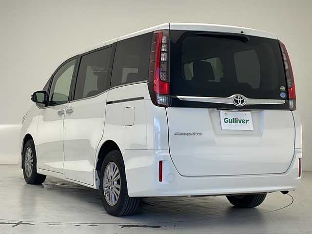 トヨタ エスクァイア Gi 沖縄県 2015(平27)年 7.7万km ホワイトパールクリスタルシャイン 純正SDナビ（NSZT-W64）/　CD/DVD/SD/BT/フルセグ/リアエンターテインメント/バックカメラ/ETC/前後ドライブレコーダー/両側パワースライドドア/クルーズコントロール/コーナーセンサー/合皮シート/前席シートヒーター/LEDヘッドライト/オートライト/純正１５インチAW/純正フロアマット/プッシュスタート/スマートキ/スペアキー