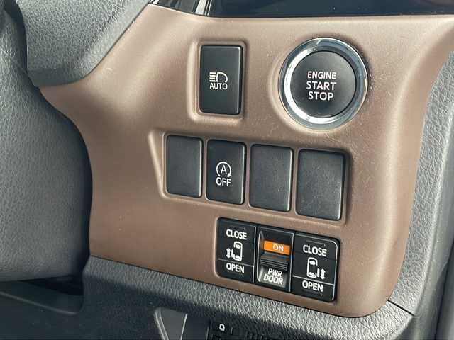 トヨタ エスクァイア Gi 沖縄県 2015(平27)年 7.7万km ホワイトパールクリスタルシャイン 純正SDナビ（NSZT-W64）/　CD/DVD/SD/BT/フルセグ/リアエンターテインメント/バックカメラ/ETC/前後ドライブレコーダー/両側パワースライドドア/クルーズコントロール/コーナーセンサー/合皮シート/前席シートヒーター/LEDヘッドライト/オートライト/純正１５インチAW/純正フロアマット/プッシュスタート/スマートキ/スペアキー