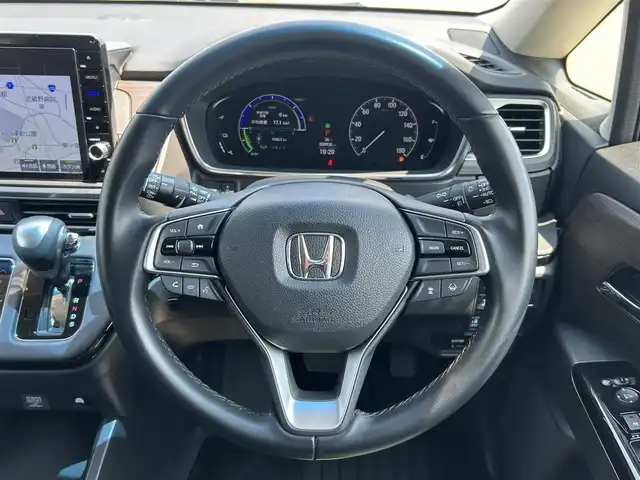 ホンダ オデッセイ ハイブリッド e:HEVアブソルート EX 群馬県 2021(令3)年 0.9万km プラチナホワイトパール ホンダセンシング/純正ＳＤナビ/（CD/DVD/SD/BT/USB/HDMI）/全方位カメラ/フルセグTV/電動リアゲート/ビルトインETC2.0/レーダークルコン/ハーフレザー/シートヒーター（D席/N席）/パワーシート（D席/N席）/両側パワースライドドア/ステアリングスイッチ/100V充電/純正前後ドラレコ/純正AW/純正フロアマット/LEDヘッドライト/アイドリングストップ/ドアバイザー/保証書/取説/スペアキー