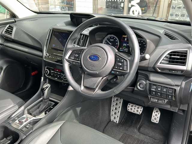 スバル フォレスター ハイブリッド アドバンス 岩手県 2022(令4)年 2.3万km クリスタルブラックシリカ ワンオーナー/4WD/純正ナビ/アイサイト/・衝突軽減/・レーンキープ（先行車追従、中央維持）/・先行車捕捉/・青信号検知/・後進速度リミッター/・RAB/前方ドライブレコーダー/アダプティブクルーズコントロール/バックカメラ/フロントカメラ/サイドカメラ/ステアリングスイッチ/ステアリングヒーター/シートヒーター/パワーシート/シートメモリー/パワーバックドア/LEDヘッドライト/LEDフォグランプ/オートライト/オートマチックハイビーム/革巻きステアリング/フルセグTV/Bluetooth/純正18インチアルミホイール/冬タイヤ有（純正17インチアルミホイール）/純正フロアマット/プッシュスタート/スマートキー