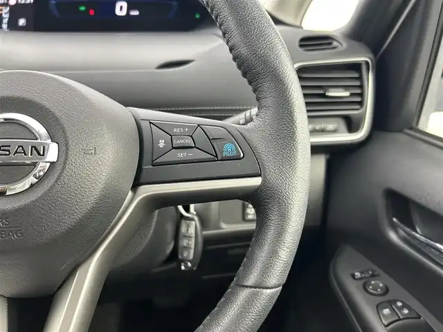 日産 セレナ e－パワー ハイウェイスター V 千葉県 2018(平30)年 3.8万km ブリリアントホワイトパール 禁煙車/プロパイロット/エマージェンシーブレーキ/純正9インチナビ/・MM517D-L/・CD/DVD/BD/BT/フルセグTV/アラウンドビューモニター/純正フリップダウンモニター/デジタルインナールームミラー/オートクルーズコントロール/両側電動スライドドア/ステアリングヒーター/ETC/LEDヘッドライト/オートライト/コーナーセンサー/電動パーキングブレーキ/ブレーキホールド/スマートキー