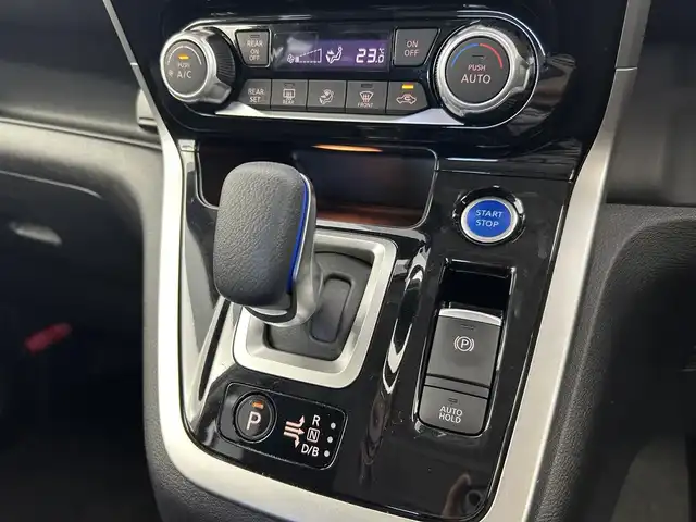 日産 セレナ e－パワー ハイウェイスター V 千葉県 2018(平30)年 3.8万km ブリリアントホワイトパール 禁煙車/プロパイロット/エマージェンシーブレーキ/純正9インチナビ/・MM517D-L/・CD/DVD/BD/BT/フルセグTV/アラウンドビューモニター/純正フリップダウンモニター/デジタルインナールームミラー/オートクルーズコントロール/両側電動スライドドア/ステアリングヒーター/ETC/LEDヘッドライト/オートライト/コーナーセンサー/電動パーキングブレーキ/ブレーキホールド/スマートキー