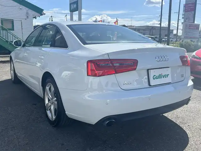 アウディ Ａ６ 2．8 FSI クワトロ 福島県 2013(平25)年 8.8万km グレイシアホワイトメタリック 4WD/純正ナビ（CD、SD、TV、DVD、BT、AM、FM）/クルーズコントロール/黒革シート/前席パワーシート (D席メモリ付)/全席シートヒーター/プッシュスタート/パーキングエイド/オートブレーキホールド/BOSEスピーカー/バックカメラ/アイドリングストップ/横滑り防止/LEDヘッドライト/オートライト/ウィンカーミラー/革巻ステアリング/ステアリングスイッチ/フロアマット/ETC/車外ドラレコ（ユピテル）