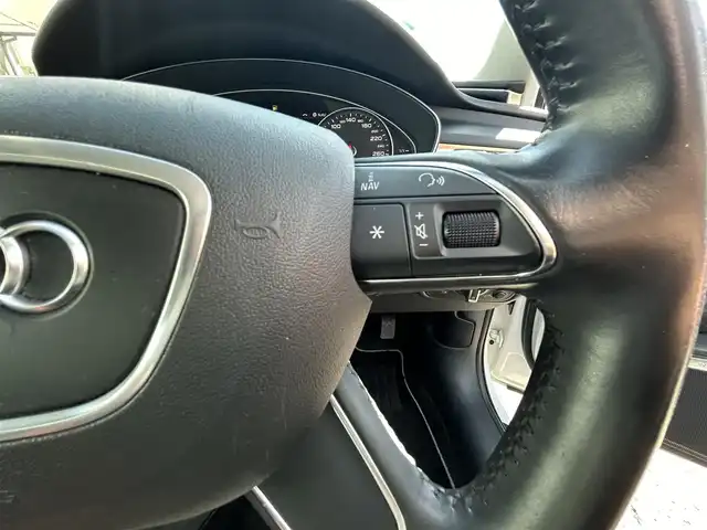アウディ Ａ６ 2．8 FSI クワトロ 福島県 2013(平25)年 8.8万km グレイシアホワイトメタリック 4WD/純正ナビ（CD、SD、TV、DVD、BT、AM、FM）/クルーズコントロール/黒革シート/前席パワーシート (D席メモリ付)/全席シートヒーター/プッシュスタート/パーキングエイド/オートブレーキホールド/BOSEスピーカー/バックカメラ/アイドリングストップ/横滑り防止/LEDヘッドライト/オートライト/ウィンカーミラー/革巻ステアリング/ステアリングスイッチ/フロアマット/ETC/車外ドラレコ（ユピテル）