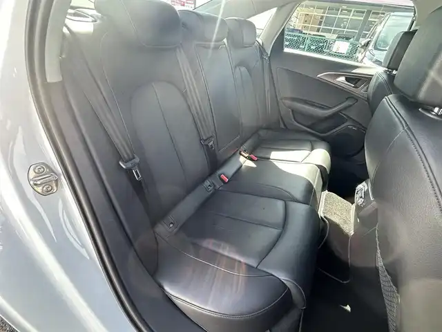 アウディ Ａ６ 2．8 FSI クワトロ 福島県 2013(平25)年 8.8万km グレイシアホワイトメタリック 4WD/純正ナビ（CD、SD、TV、DVD、BT、AM、FM）/クルーズコントロール/黒革シート/前席パワーシート (D席メモリ付)/全席シートヒーター/プッシュスタート/パーキングエイド/オートブレーキホールド/BOSEスピーカー/バックカメラ/アイドリングストップ/横滑り防止/LEDヘッドライト/オートライト/ウィンカーミラー/革巻ステアリング/ステアリングスイッチ/フロアマット/ETC/車外ドラレコ（ユピテル）