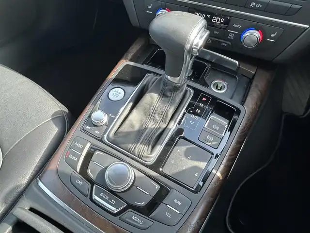 アウディ Ａ６ 2．8 FSI クワトロ 福島県 2013(平25)年 8.8万km グレイシアホワイトメタリック 4WD/純正ナビ（CD、SD、TV、DVD、BT、AM、FM）/クルーズコントロール/黒革シート/前席パワーシート (D席メモリ付)/全席シートヒーター/プッシュスタート/パーキングエイド/オートブレーキホールド/BOSEスピーカー/バックカメラ/アイドリングストップ/横滑り防止/LEDヘッドライト/オートライト/ウィンカーミラー/革巻ステアリング/ステアリングスイッチ/フロアマット/ETC/車外ドラレコ（ユピテル）